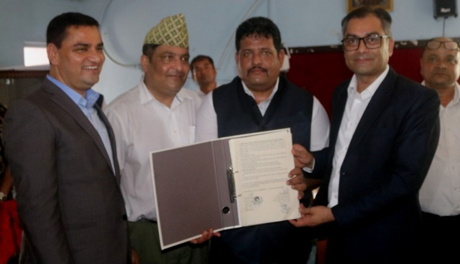 स्वास्थ्य बीमालाई पाँच लाख पुर्याउनेः मन्त्री पौडेल